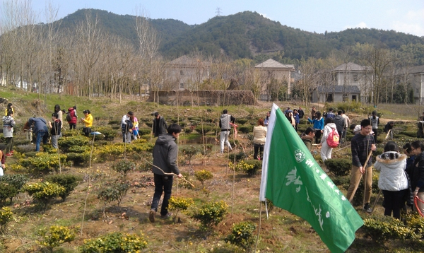 师生植树播绿 共建生态校园